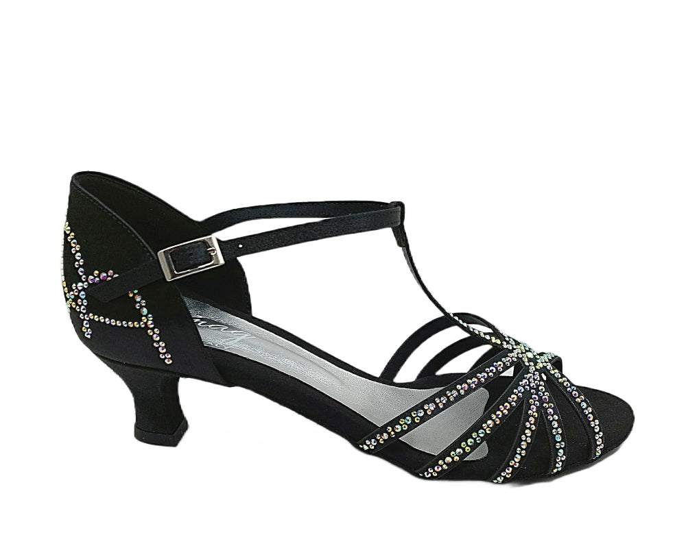 Lidmag L9 Tanzschuhe: Schwarze Tanzschuhe aus Satin mit niedrigem Absatz, verziert mit Strasssteinen und einem Knöchelriemen.